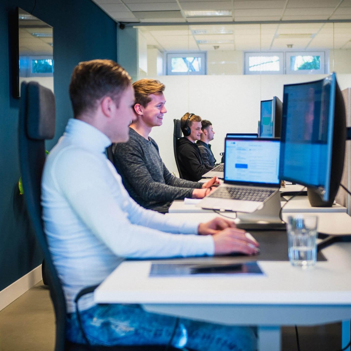 Collegas aan het werk plezier niice vierkant Collegas aan het werk plezier niice vierkant